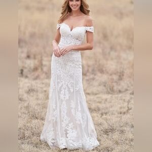 Elegant Off-Shoulder Lace Wedding Dress